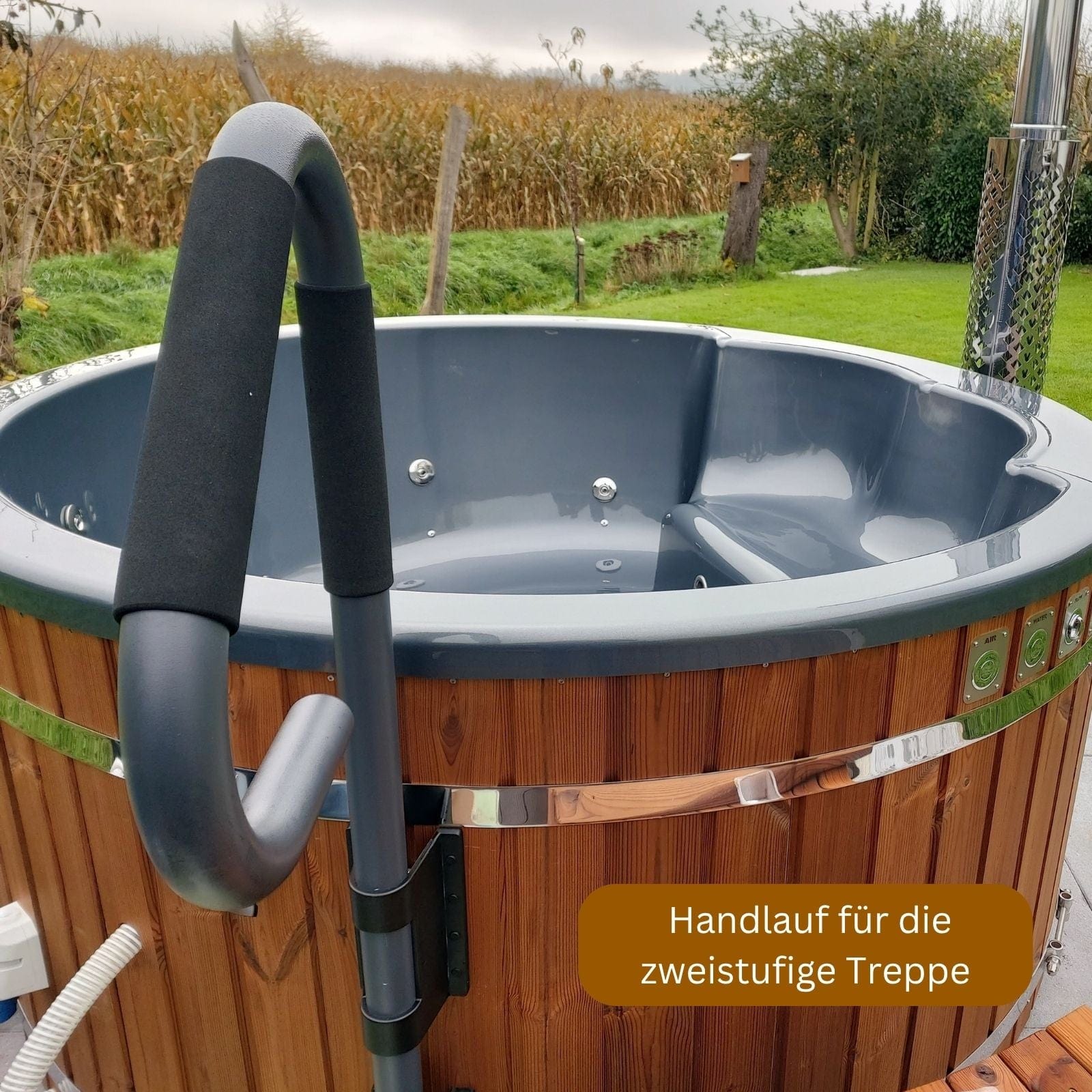 Treppe mit Handlauf des Memelwood Hot Tubs