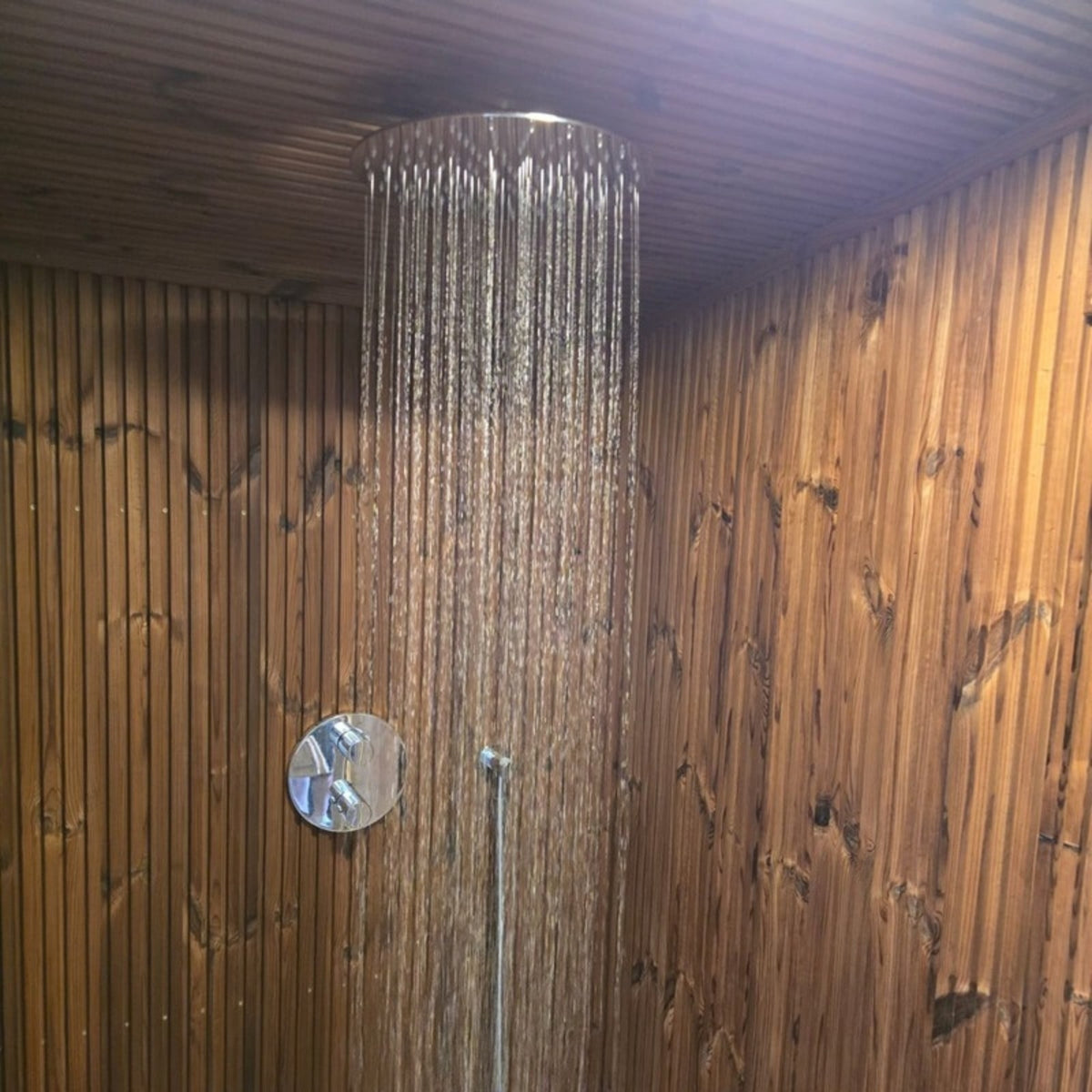 Regendusche im Anbau, abkühlen ohne Weg ins Haus