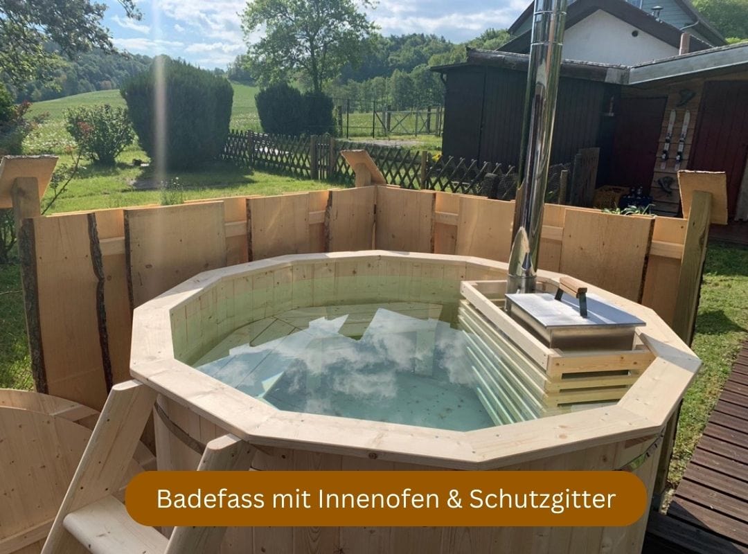 Badefass mit Holzofen und Schutzgitter